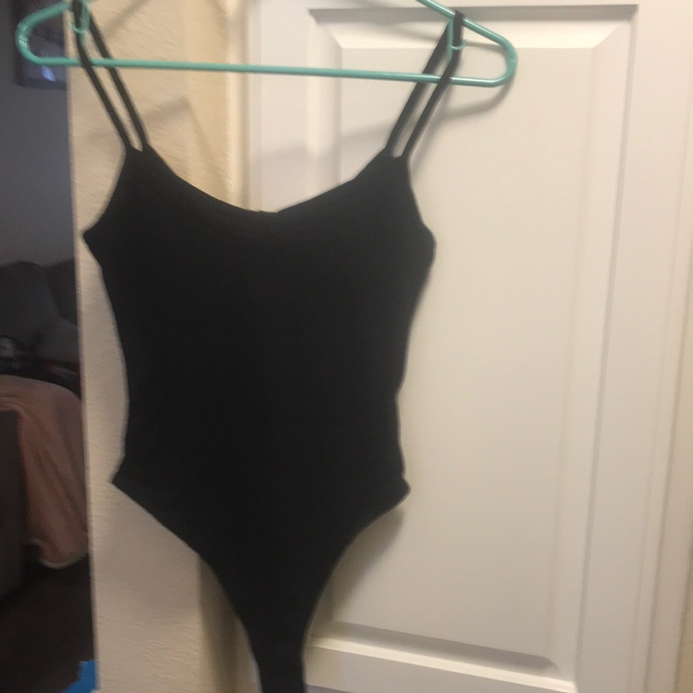 3 for $15 🦋🦋 Lush black ribbed spaghetti strap bodysuit
